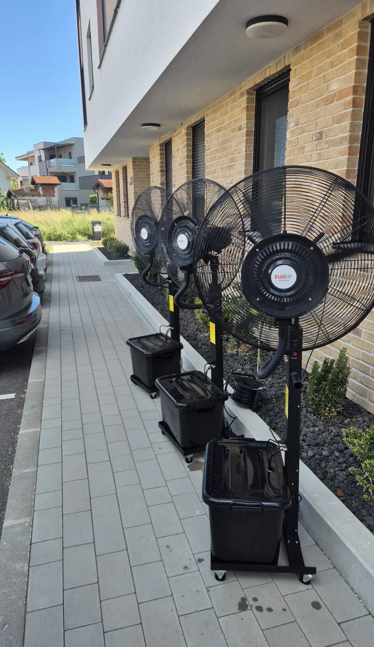 Najam ventilatora na vodu u Zagrebu — FUJI air profesionalni rashladni ventilatori s vodenom maglicom ispred zgrade