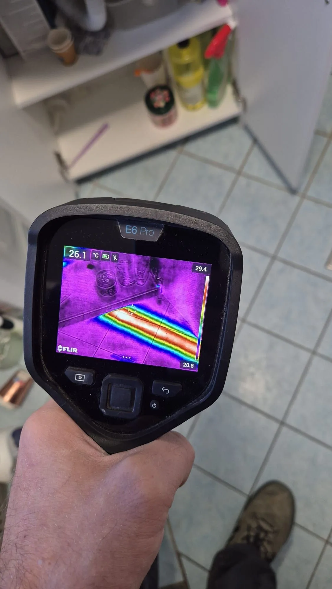 Stručnjak koristi FLIR termovizijsku kameru za detekciju skrivenog curenja vode u stanu — Zagreb