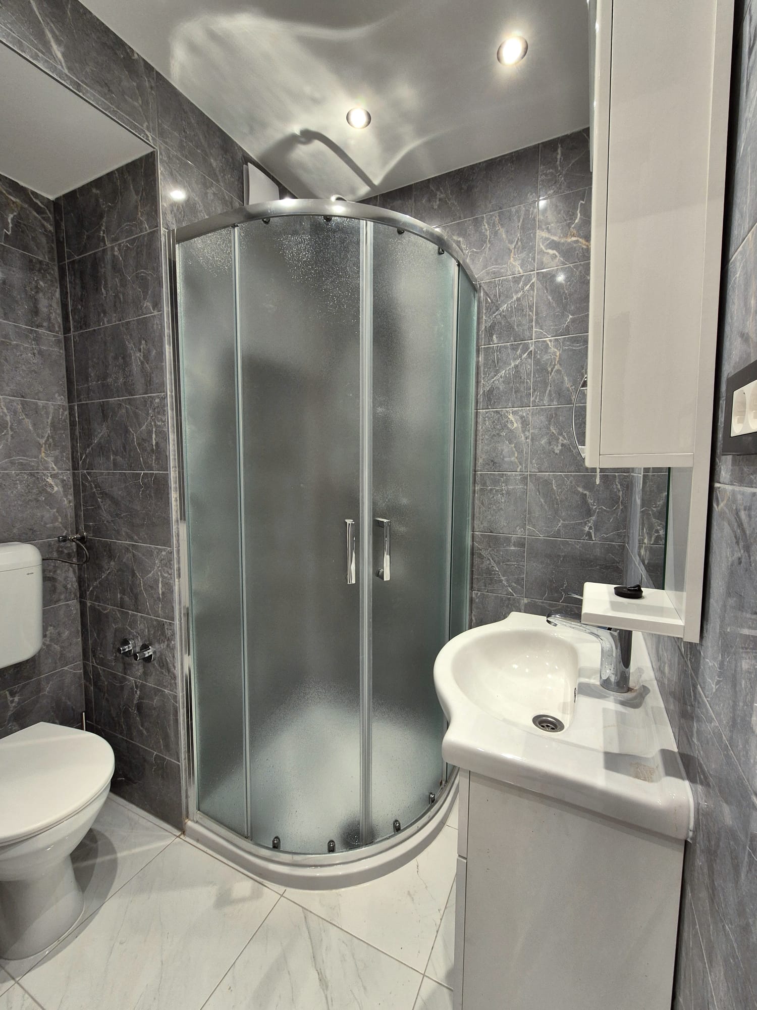 Montaža tuš kabine Zagreb – ugradnja i priključak na instalacije