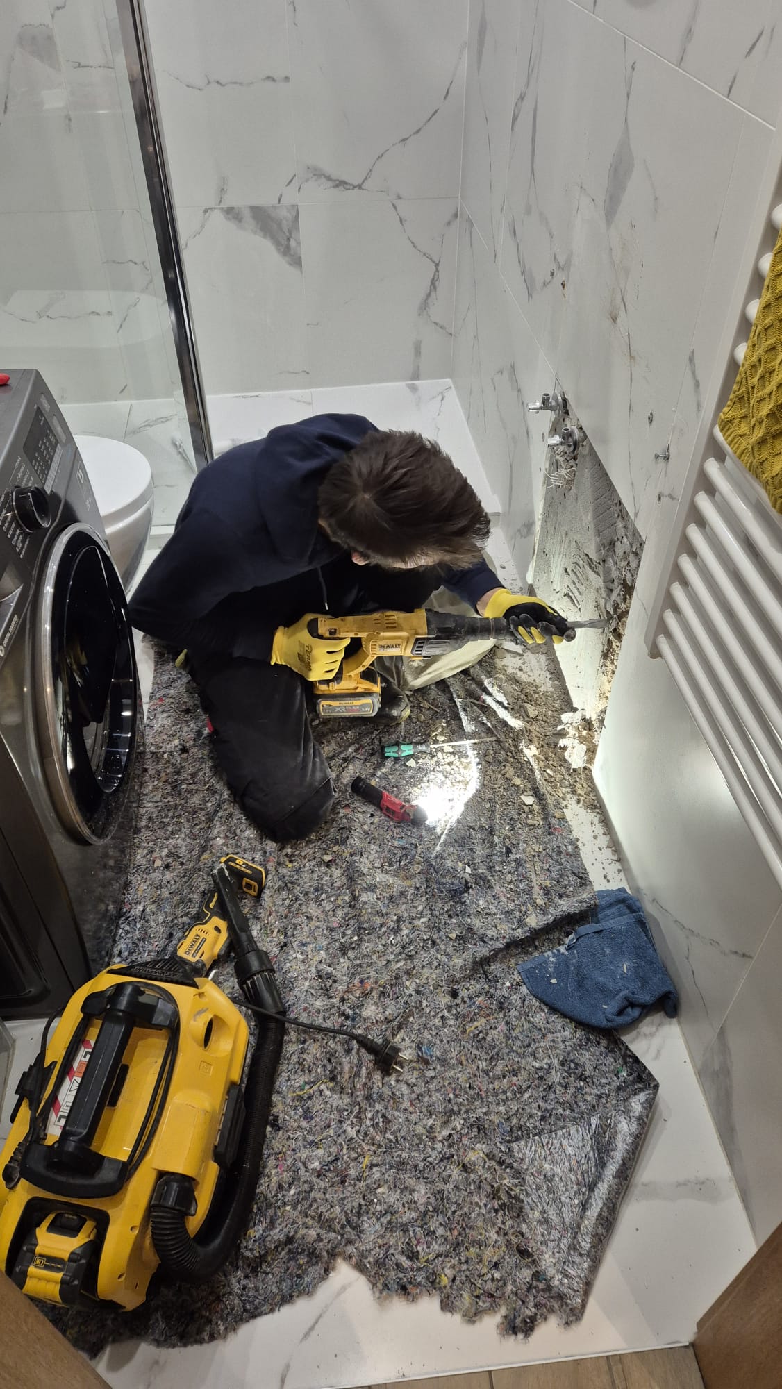 Vodoinstalater na hitnoj intervenciji — popravak puknute cijevi u stanu u Zagrebu